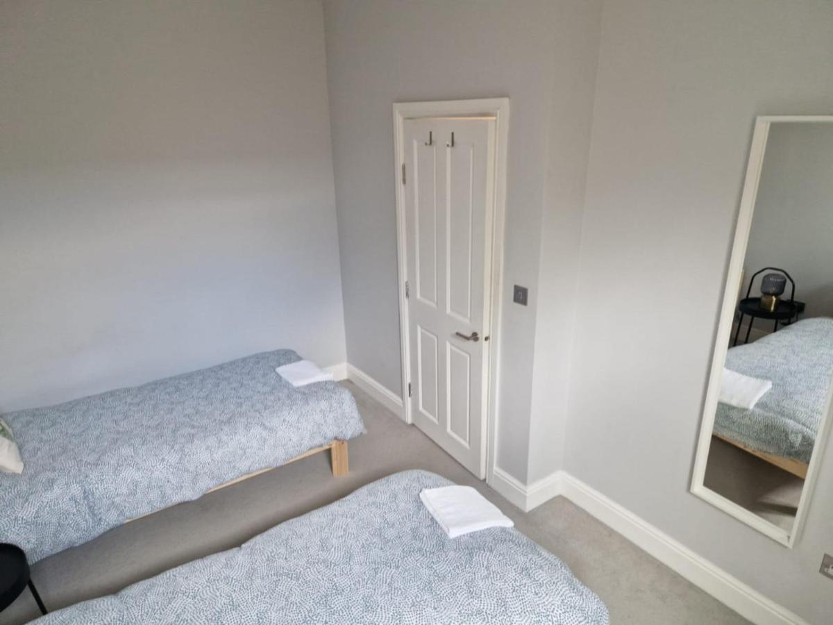 Wonderful 3 Bed Flat With Private Garden In Wimbledon - 1 The Queens Daire Londra Dış mekan fotoğraf
