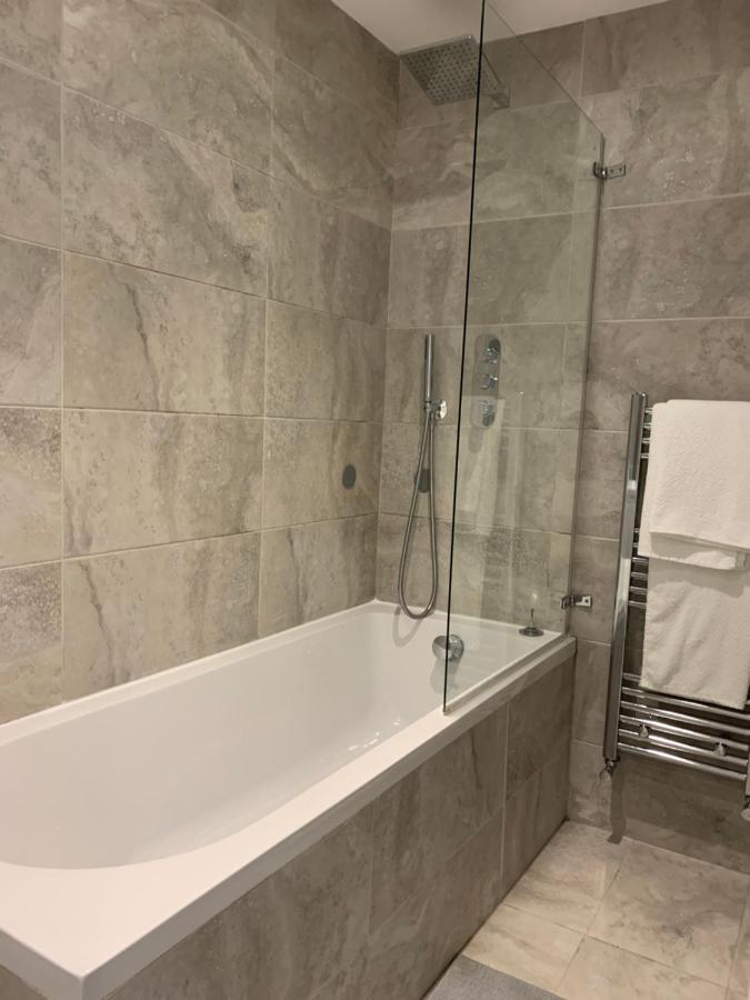Wonderful 3 Bed Flat With Private Garden In Wimbledon - 1 The Queens Daire Londra Dış mekan fotoğraf