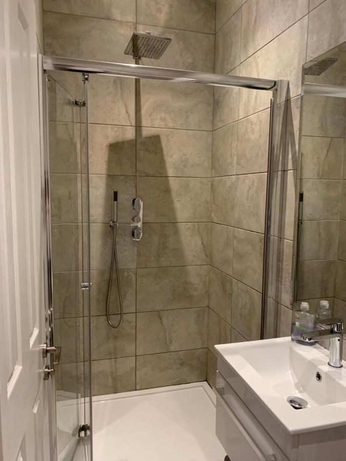 Wonderful 3 Bed Flat With Private Garden In Wimbledon - 1 The Queens Daire Londra Dış mekan fotoğraf